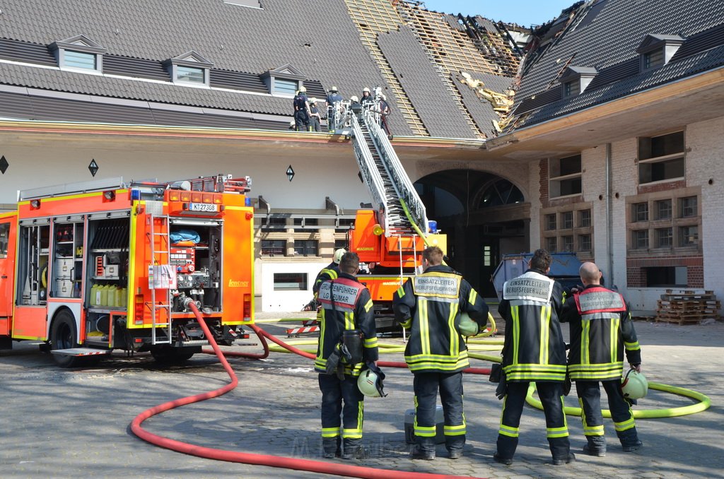 Feuer 3 Dachstuhlbrand Koeln Rath Heumar Gut Maarhausen Eilerstr P513.JPG